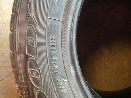 ขายยาง195 65 15 มี2เส้นๆละ600บาทตามรูปปี3912 ขายยาง195 65 15 มี2เส้นๆละ600บาทตามรูปปี3912