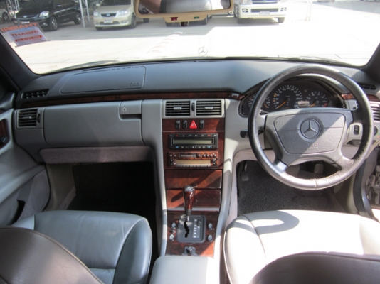 BENZ E230 สภาพดี รถสวยพร้อมใช้ BENZ E230 สภาพดี รถสวยพร้อมใช้