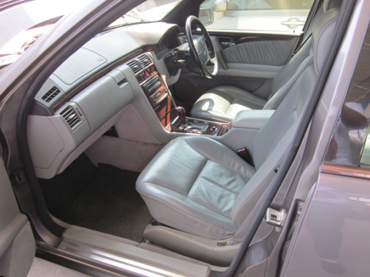 BENZ E230 สภาพดี รถสวยพร้อมใช้ BENZ E230 สภาพดี รถสวยพร้อมใช้