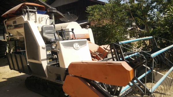 ขายรถเกี่ยวข้าว DC 60 plus ปี53ราคา 319,000  บาท