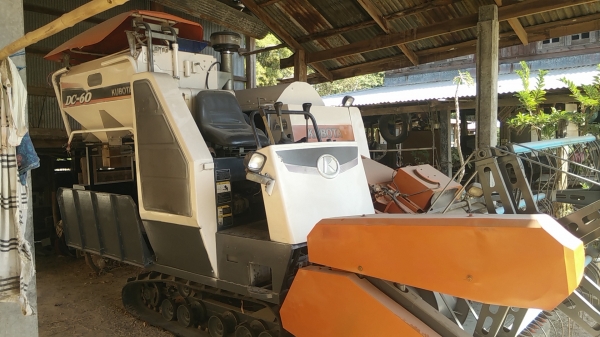 ขายรถเกี่ยวข้าว DC 60 plus ปี53ราคา 319,000  บาท