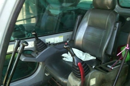 KOBELCO MARK V SUPER SK 200 บอดี้สวยจัด ไฟฟ้าเต็ม หน้าจอครบ แอร์เย็น ภายนอกบูมอาร์มสวยไม่มีปะไม่มีดาม ช่วงล่างเต็มดีประมาณ 80\% พร้อมทำงานได้เลย เอกสารครบ ราคาต่อรองเงินดาวน์ได้ครับ