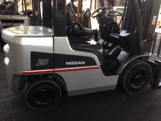 รถยกนิสสันรุ่นใหม่ล่าสุด น้ำหนักยก 2.5 ตัน เสาสูง 3 เมตร เครื่องดีเซล เกียร์ออโต้ ช.ม. การใช้งานมาน้อยมาก 6040 ช.ม. รถยกนิสสันรุ่นใหม่ล่าสุด น้ำหนักยก 2.5 ตัน เสาสูง 3 เมตร เครื่องดีเซล เกียร์ออโต้ ช.ม. การใช้งานมาน้อยมาก 6040 ช.ม.