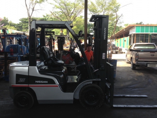 รถยกนิสสันรุ่นใหม่ล่าสุด น้ำหนักยก 2.5 ตัน เสาสูง 3 เมตร เครื่องดีเซล เกียร์ออโต้ ช.ม. การใช้งานมาน้อยมาก 6040 ช.ม.