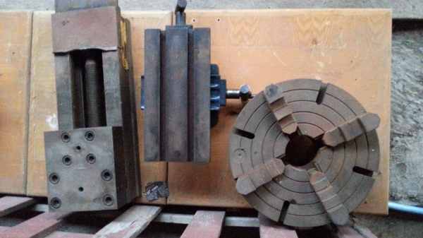 ขายอุปกรณ์ช่างกลึง..3ชิ้น ปากกา12,000 หัวจับ 4,500 รางเลื่อน ขายเเล้ว