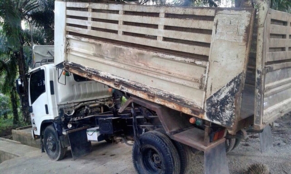 รถอีซูซุ  6  ล้อดั้ม 150 แรงม้า. ปี 52  สนใจติดต่อ 081 - 6079515