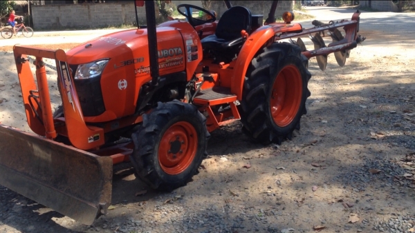 รถไถ KUBOTA L3608 มีภาพวีดีโอ อายุการใช้งาน 1988 ชั่วโมง พร้อมอุปกรณ์ 3 รายการ ผานดันหน้า โรตารี ผาน 6 เครื่ิองดี ราคา315,000 บาท รถสวยสภาพ 90\% พร้อมใช้งานรถสวยสภาพเดิมๆ สนใจติดต่อ คุณชัยยา สตึก โทร 081-9972972 089-9451778