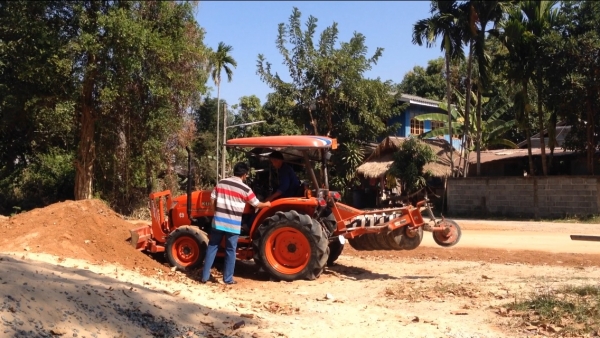 รถไถ KUBOTA L3608 มีภาพวีดีโอ อายุการใช้งาน 1988 ชั่วโมง พร้อมอุปกรณ์ 3 รายการ ผานดันหน้า โรตารี ผาน 6 เครื่ิองดี ราคา315,000 บาท รถสวยสภาพ 90\% พร้อมใช้งานรถสวยสภาพเดิมๆ สนใจติดต่อ คุณชัยยา สตึก โทร 081-9972972 089-9451778