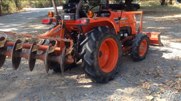 รถไถ KUBOTA L3608 มีภาพวีดีโอ อายุการใช้งาน 1988 ชั่วโมง พร้อมอุปกรณ์ 3 รายการ ผานดันหน้า โรตารี ผาน 6 เครื่ิองดี ราคา315,000 บาท รถสวยสภาพ 90\% พร้อมใช้งานรถสวยสภาพเดิมๆ สนใจติดต่อ คุณชัยยา สตึก โทร 081-9972972 089-9451778