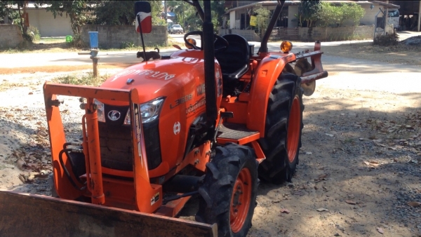 รถไถ KUBOTA L3608 มีภาพวีดีโอ อายุการใช้งาน 1988 ชั่วโมง พร้อมอุปกรณ์ 3 รายการ ผานดันหน้า โรตารี ผาน 6 เครื่ิองดี ราคา315,000 บาท รถสวยสภาพ 90\% พร้อมใช้งานรถสวยสภาพเดิมๆ สนใจติดต่อ คุณชัยยา สตึก โทร 081-9972972 089-9451778