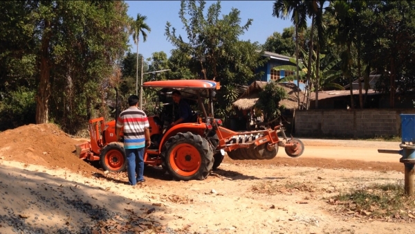 รถไถ KUBOTA L3608 มีภาพวีดีโอ อายุการใช้งาน 1988 ชั่วโมง พร้อมอุปกรณ์ 3 รายการ ผานดันหน้า โรตารี ผาน 6 เครื่ิองดี ราคา315,000 บาท รถสวยสภาพ 90\% พร้อมใช้งานรถสวยสภาพเดิมๆ สนใจติดต่อ คุณชัยยา สตึก โทร 081-9972972 089-9451778