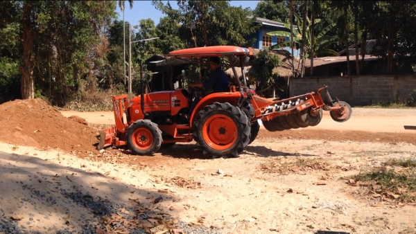 รถไถ KUBOTA L3608 มีภาพวีดีโอ อายุการใช้งาน 1988 ชั่วโมง พร้อมอุปกรณ์ 3 รายการ ผานดันหน้า โรตารี ผาน 6 เครื่ิองดี ราคา315,000 บาท รถสวยสภาพ 90\% พร้อมใช้งานรถสวยสภาพเดิมๆ สนใจติดต่อ คุณชัยยา สตึก โทร 081-9972972 089-9451778