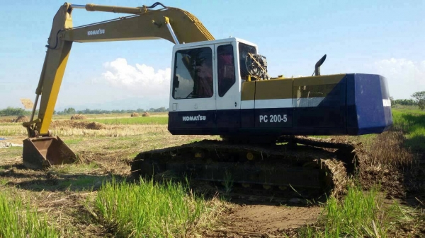 ขายKOMATSU PC 200-5  สภาพสวยพร้อมใช้ ราคาต่อรองได้ ติดต่อได้ที่คุณ อ๊อฟ พิจิตร 086-737-9991