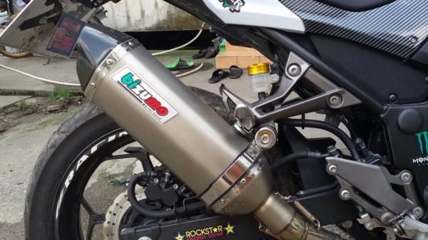 ขาย Kawazaki Z250 สีขาว ก ค 56 สภาพป้ายแดง ใช้งานน้อย 268 กม