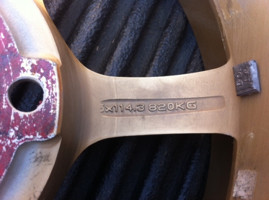 แม็ก RG-D ขอบ 17หน้า 8 จำนวน 2 วง แม็ก RG-D ขอบ 17หน้า 8 จำนวน 2 วง