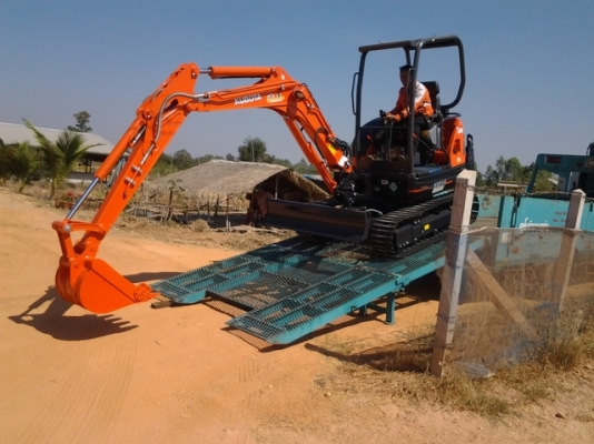 ให้เช่าแบคโฮเล็กpc30 มีหัวแย๊กปูน ร์้อป่ารื้อถนน จ.ขอนแก่น