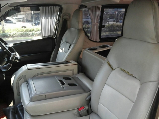 รถตู้คอมมูเตอร์ปี06 สีบรอนเงิน แต่งVIP สปอยเลอร์รอบคันCD DVD USB  จอพับไฟฟ้าTV  ประตูดูด แอร์ไมโครบัสด้านท้าย  เบาะหนังสีครีม เครื่อง2JZ เกียร์ธรรมดา  NGV 3ถัง ยางปี13 ประกันชั้น1 เคลมสีได้รอบคัน ภายในโทรมตามสภาพTEL0890671028อยู่ดอนเมืองครับ