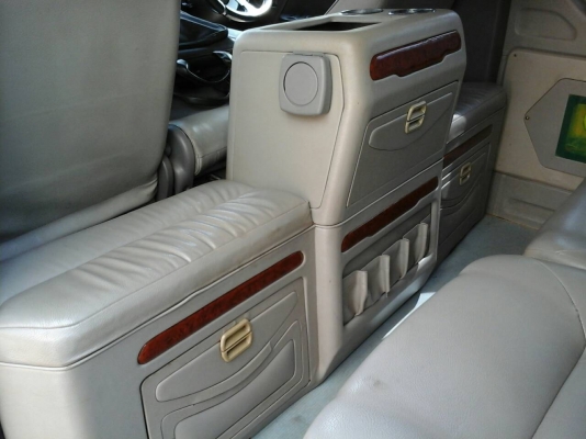 รถตู้คอมมูเตอร์ปี06 สีบรอนเงิน แต่งVIP สปอยเลอร์รอบคันCD DVD USB  จอพับไฟฟ้าTV  ประตูดูด แอร์ไมโครบัสด้านท้าย  เบาะหนังสีครีม เครื่อง2JZ เกียร์ธรรมดา  NGV 3ถัง ยางปี13 ประกันชั้น1 เคลมสีได้รอบคัน ภายในโทรมตามสภาพTEL0890671028อยู่ดอนเมืองครับ