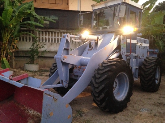 ขายรถตัก Komatsu 510 ; รถเก่าญี่ปุ่น 100\%;  สภาพสวยพร้อมใช้งานได้ทันที สนใจติดต่อ 081-9485494