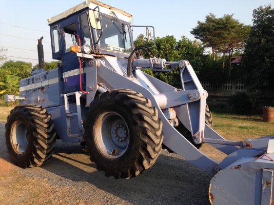 ขายรถตัก Komatsu 510 ; รถเก่าญี่ปุ่น 100\%;  สภาพสวยพร้อมใช้งานได้ทันที สนใจติดต่อ 081-9485494