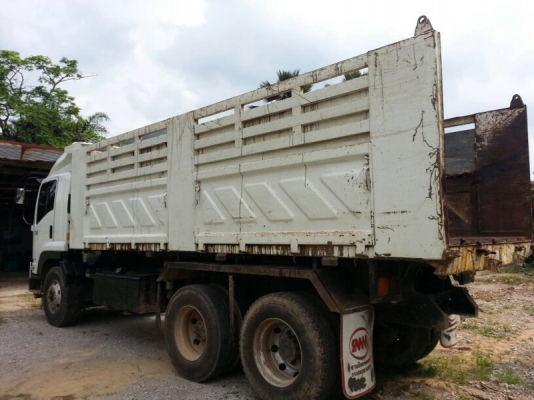 รถอีซูซุ 10 ล้อดั้ม  300  แรงม้า. ปี 55  ( รถวิ่ง 99,xxx กว่า กม. )   สนใจติดต่อ  081 - 6079515