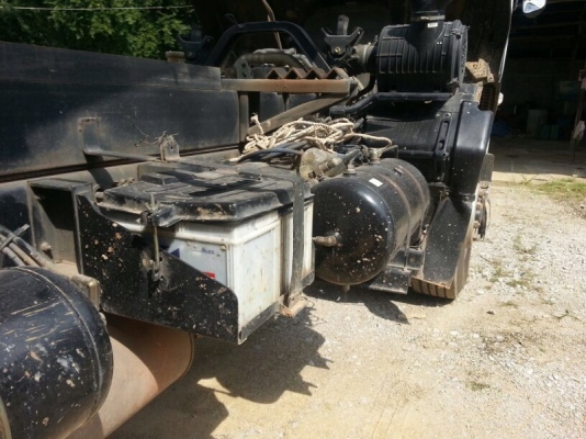 รถอีซูซุ 10 ล้อดั้ม  300  แรงม้า. ปี 55  ( รถวิ่ง 99,xxx กว่า กม. )   สนใจติดต่อ  081 - 6079515