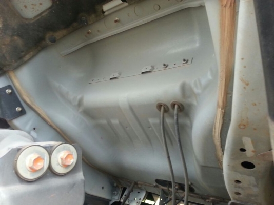 รถอีซูซุ 10 ล้อดั้ม  300  แรงม้า. ปี 55  ( รถวิ่ง 99,xxx กว่า กม. )   สนใจติดต่อ  081 - 6079515