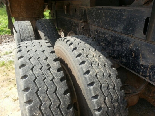 รถอีซูซุ 10 ล้อดั้ม  300  แรงม้า. ปี 55  ( รถวิ่ง 99,xxx กว่า กม. )   สนใจติดต่อ  081 - 6079515