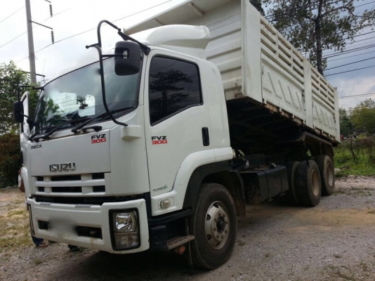 รถอีซูซุ 10 ล้อดั้ม  300  แรงม้า. ปี 55  ( รถวิ่ง 99,xxx กว่า กม. )   สนใจติดต่อ  081 - 6079515
