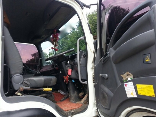 รถอีซูซุ 10 ล้อดั้ม  300  แรงม้า. ปี 55  ( รถวิ่ง 99,xxx กว่า กม. )   สนใจติดต่อ  081 - 6079515