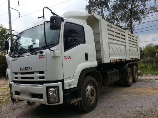 รถอีซูซุ 10 ล้อดั้ม  300  แรงม้า. ปี 55  ( รถวิ่ง 99,xxx กว่า กม. )   สนใจติดต่อ  081 - 6079515