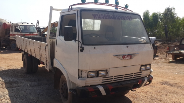 ขายด่วนหกล้อHINO KM779สภาพเก็บรายละเอียดหน่อยสวยราคาเบาๆโทร0843933995