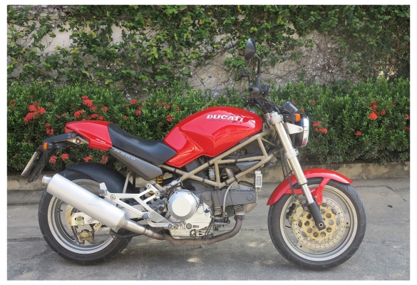 --------------   Ducati M900  ----------------