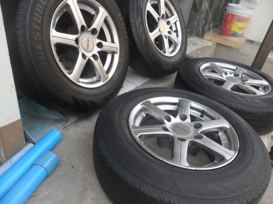 ล้อแม็ก 15นิ้ว 6รู พร้อมยาง 205/70R15ปี11 สวยๆ 4 ล้อ ราคา 6500 บาท