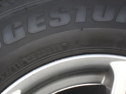 ล้อแม็ก 15นิ้ว 6รู พร้อมยาง 205/70R15ปี11 สวยๆ 4 ล้อ ราคา 6500 บาท