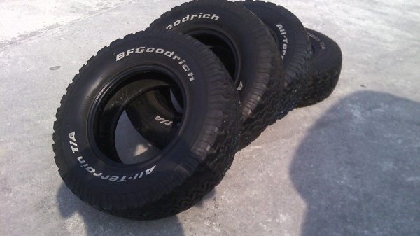 ขายยาง BF All 265/75 R16 ปี 2009 และปี 2006 ราคาเหมารวม 2 ชุด 10,500 บาท ขายยาง BF All 265/75 R16 ปี 2009 และปี 2006 ราคาเหมารวม 2 ชุด 10,500 บาท