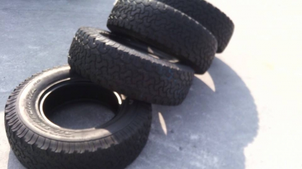 ขายยาง BF All 265/75 R16 ปี 2009 และปี 2006 ราคาเหมารวม 2 ชุด 10,500 บาท ขายยาง BF All 265/75 R16 ปี 2009 และปี 2006 ราคาเหมารวม 2 ชุด 10,500 บาท