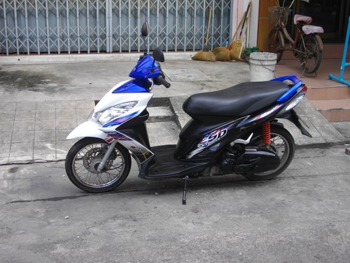 ขาย Skydrive 125cc. สีน้ำเงิน-ขาว สวยสะดุดตา เครื่องยอดเยี่ยม97\% รับประกันศูนย์5ปี 18500 บาท