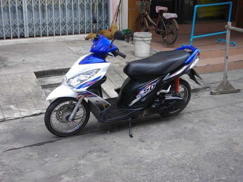 ขาย Skydrive 125cc. สีน้ำเงิน-ขาว สวยสะดุดตา เครื่องยอดเยี่ยม97\% รับประกันศูนย์5ปี 18500 บาท