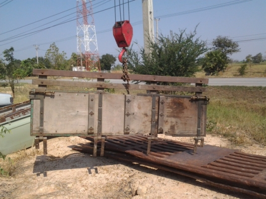 แผงข้างไม้มะค่าโมง ถอดลงจากสิบล้อหน้ายาว