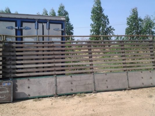 แผงข้างไม้มะค่าโมง ถอดลงจากสิบล้อหน้ายาว