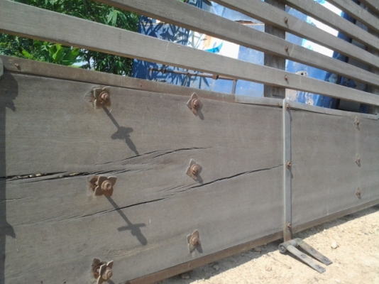 แผงข้างไม้มะค่าโมง ถอดลงจากสิบล้อหน้ายาว