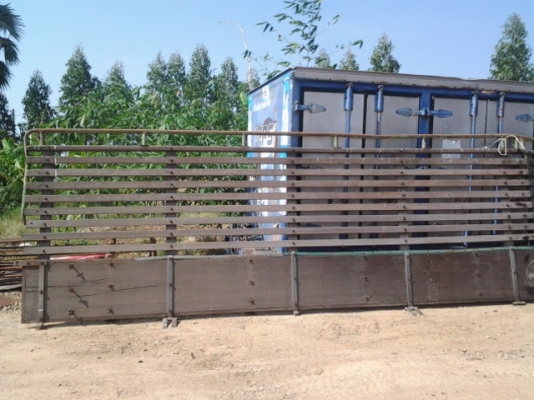 แผงข้างไม้มะค่าโมง ถอดลงจากสิบล้อหน้ายาว