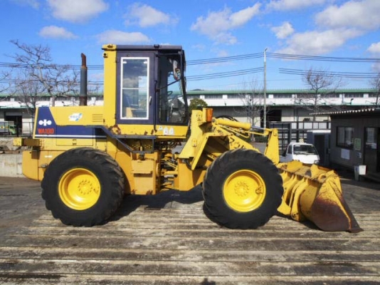 รถตักล้อยาง  WA100-1-3xxxx  สภาพเดิมจากญี่ปุ่น  ยังไม่เคยใช้งานในไทย  มาถึงไทยเร็ว ๆ นี้  โทร.081-373-0559