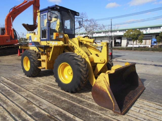 รถตักล้อยาง  WA100-1-3xxxx  สภาพเดิมจากญี่ปุ่น  ยังไม่เคยใช้งานในไทย  มาถึงไทยเร็ว ๆ นี้  โทร.081-373-0559