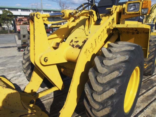 รถตักล้อยาง  WA100-1-3xxxx  สภาพเดิมจากญี่ปุ่น  ยังไม่เคยใช้งานในไทย  มาถึงไทยเร็ว ๆ นี้  โทร.081-373-0559