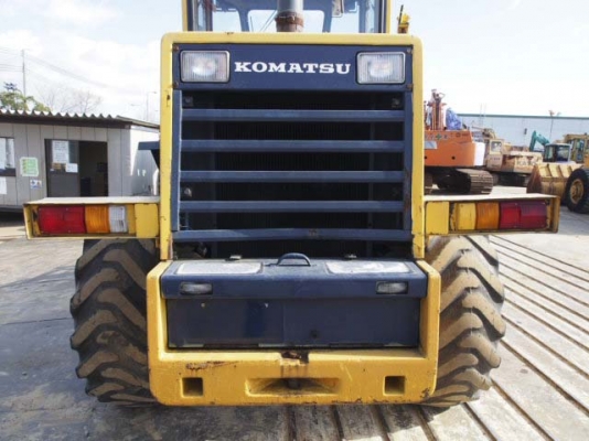 รถตักล้อยาง  WA100-1-3xxxx  สภาพเดิมจากญี่ปุ่น  ยังไม่เคยใช้งานในไทย  มาถึงไทยเร็ว ๆ นี้  โทร.081-373-0559