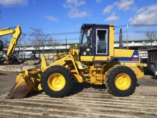 รถตักล้อยาง  WA100-1-3xxxx  สภาพเดิมจากญี่ปุ่น  ยังไม่เคยใช้งานในไทย  มาถึงไทยเร็ว ๆ นี้  โทร.081-373-0559