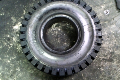 รับหล่อดอกยางตันและยางลมทุกขนาด มียางแกะดอกด้วยคะ 0860199503 แต้ว