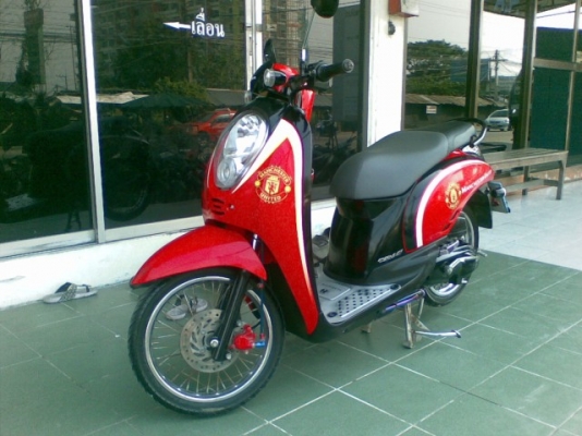 ราคาลดกันพิเศษ Scoopy-i ลายแมนยู สวยคุณภาพดีประหยัดน้ำมัน